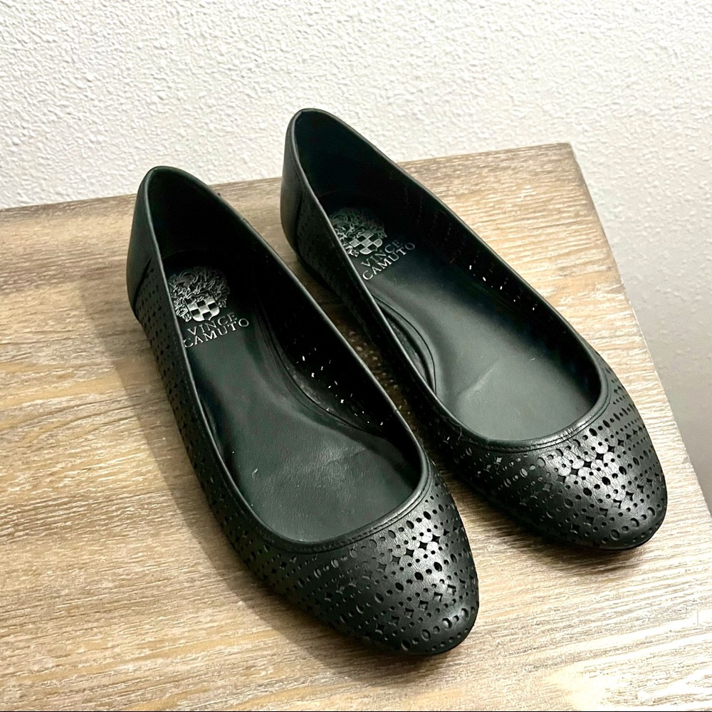 VINCE CAMUTO Leresa Cut out Flats Black Leather Almond Toe Flats